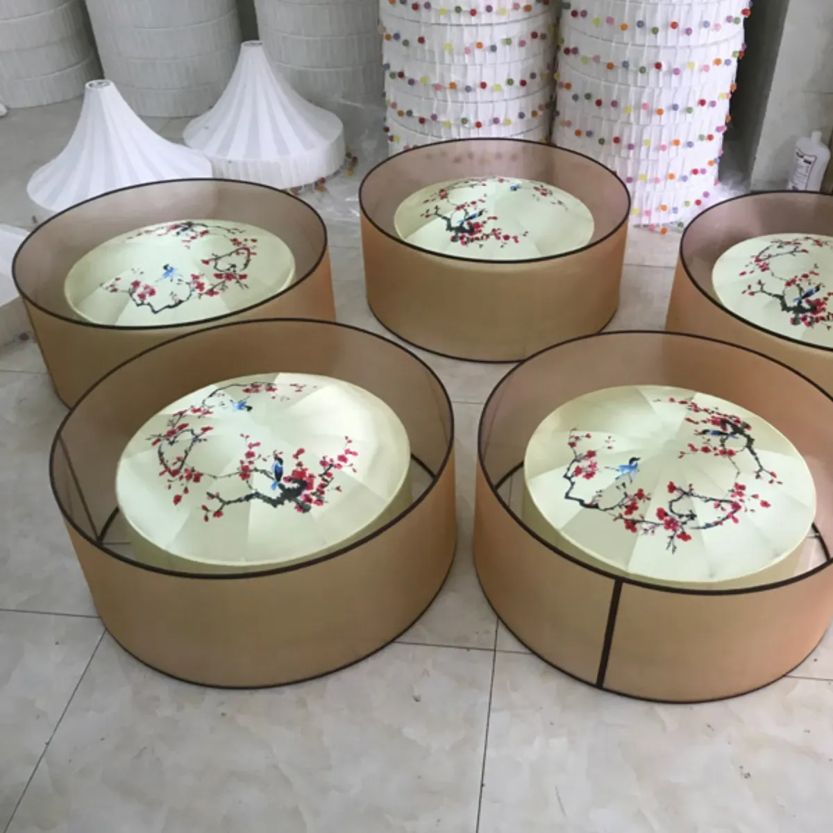 Nhiều mẫu chụp đèn vải dáng trống vẽ họa tiết hoa đào xếp tại xưởng