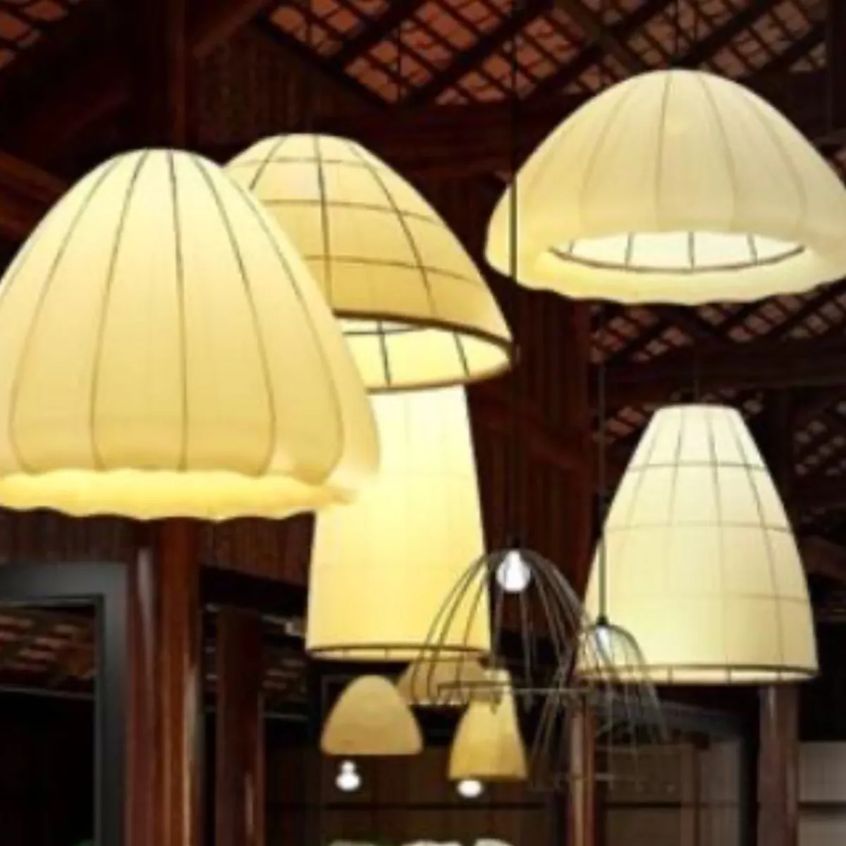 Cụm chụp đèn vải dáng vòm thả trần trong không gian nhà hàng
