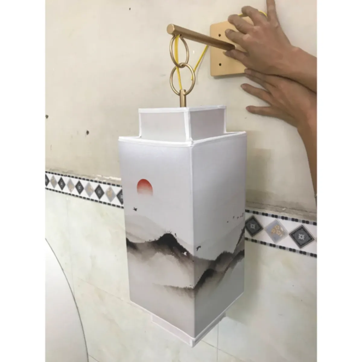 Nhiều chụp đèn vải đa màu sắc (kem/nâu/xám/trắng) trưng bày