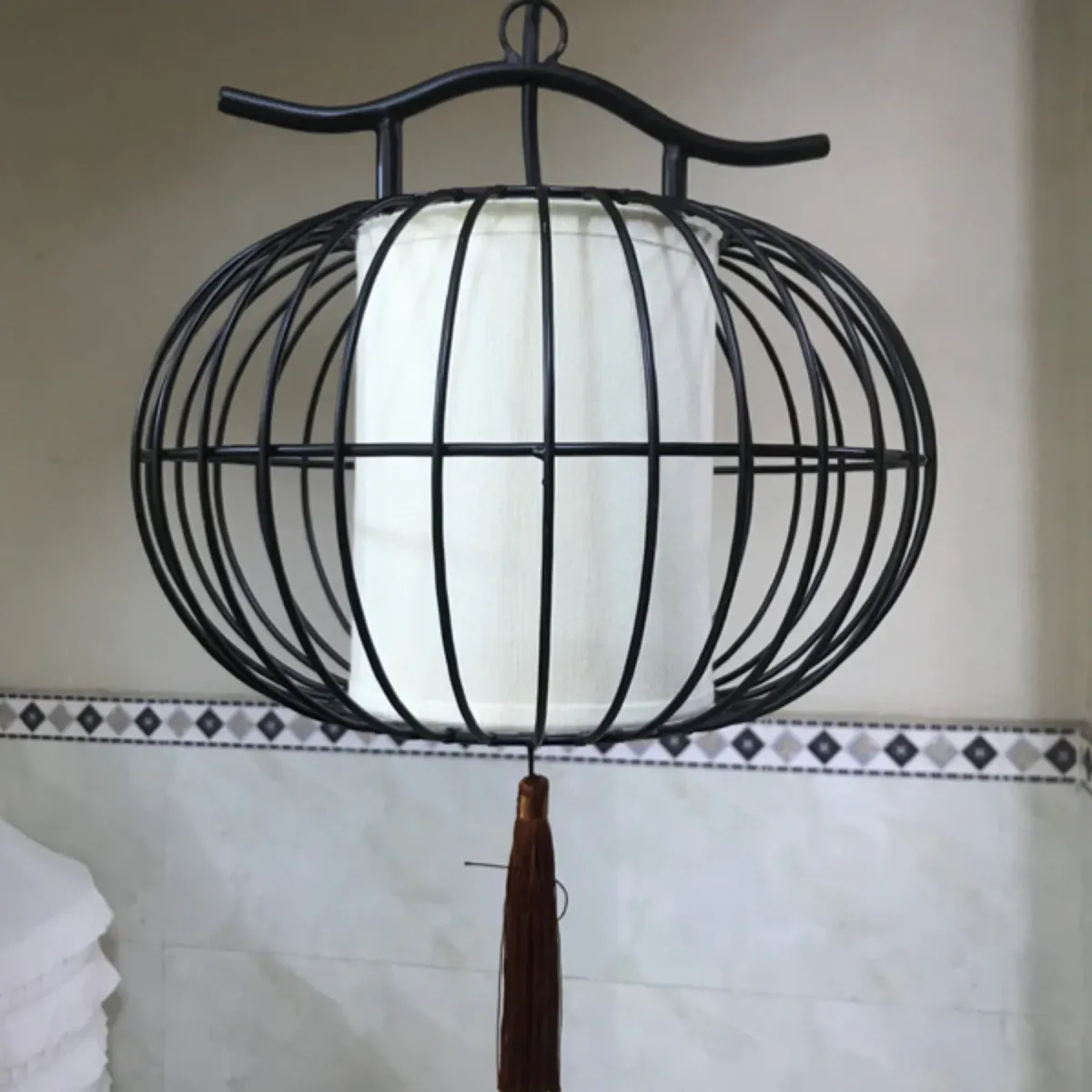 Đèn lồng vải phong cách cổ điển khung sắt đen trong không gian retro